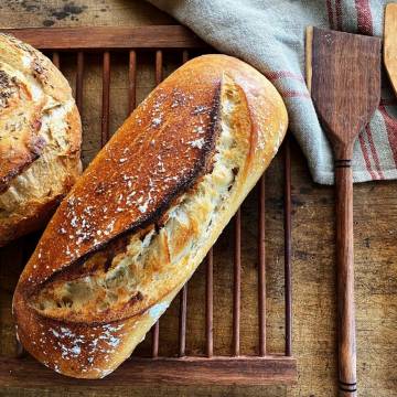 Teljes kiőrlésű alakor kenyér formában sütve